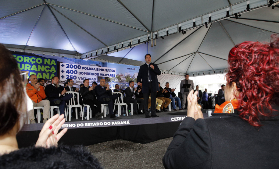 O governador Carlos Massa Ratinho Junior anunciou nesta segunda-feira (27) a contratação de 2 mil policiais militares e 400 bombeiros militares aprovados no concurso público realizado pela Secretaria da Segurança Pública no ano passado, além de 250 veículos, 88 motos e seis embarcações. Ele também também convocou 150 delegados, 200 investigadores, 50 papiloscopistas e 24 escrivães que vão compor os quadros da Polícia Civil do Paraná. O anúncio foi feito na cerimônia na Academia Policial Militar do Guatupê,