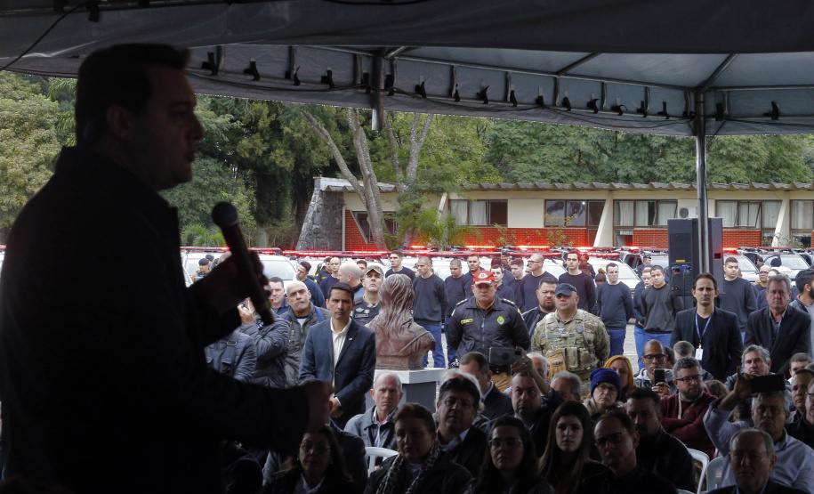 O governador Carlos Massa Ratinho Junior anunciou nesta segunda-feira (27) a contratação de 2 mil policiais militares e 400 bombeiros militares aprovados no concurso público realizado pela Secretaria da Segurança Pública no ano passado, além de 250 veículos, 88 motos e seis embarcações. Ele também também convocou 150 delegados, 200 investigadores, 50 papiloscopistas e 24 escrivães que vão compor os quadros da Polícia Civil do Paraná. O anúncio foi feito na cerimônia na Academia Policial Militar do Guatupê,
