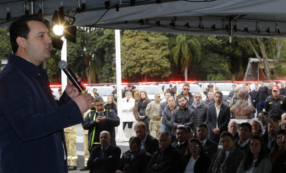 O governador Carlos Massa Ratinho Junior anunciou nesta segunda-feira (27) a contratação de 2 mil policiais militares e 400 bombeiros militares aprovados no concurso público realizado pela Secretaria da Segurança Pública no ano passado, além de 250 veículos, 88 motos e seis embarcações. Ele também também convocou 150 delegados, 200 investigadores, 50 papiloscopistas e 24 escrivães que vão compor os quadros da Polícia Civil do Paraná. O anúncio foi feito na cerimônia na Academia Policial Militar do Guatupê,