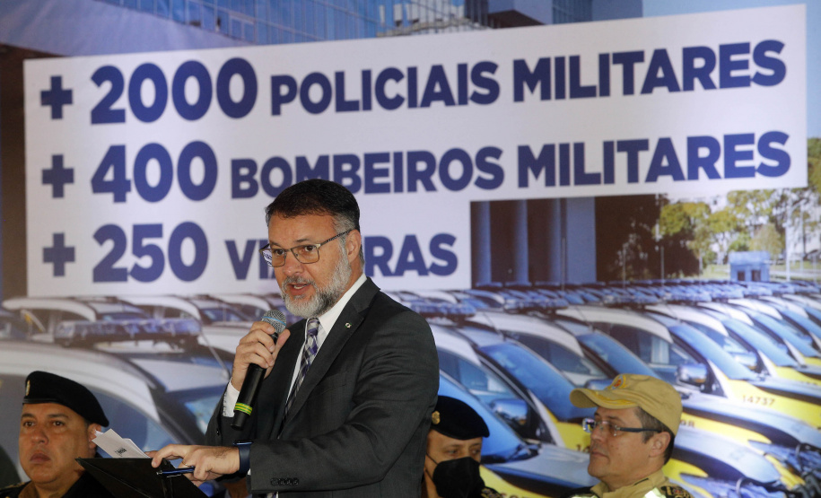 O governador Carlos Massa Ratinho Junior anunciou nesta segunda-feira (27) a contratação de 2 mil policiais militares e 400 bombeiros militares aprovados no concurso público realizado pela Secretaria da Segurança Pública no ano passado, além de 250 veículos, 88 motos e seis embarcações. Ele também também convocou 150 delegados, 200 investigadores, 50 papiloscopistas e 24 escrivães que vão compor os quadros da Polícia Civil do Paraná. O anúncio foi feito na cerimônia na Academia Policial Militar do Guatupê,