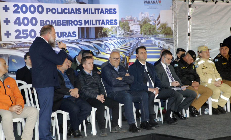 O governador Carlos Massa Ratinho Junior anunciou nesta segunda-feira (27) a contratação de 2 mil policiais militares e 400 bombeiros militares aprovados no concurso público realizado pela Secretaria da Segurança Pública no ano passado, além de 250 veículos, 88 motos e seis embarcações. Ele também também convocou 150 delegados, 200 investigadores, 50 papiloscopistas e 24 escrivães que vão compor os quadros da Polícia Civil do Paraná. O anúncio foi feito na cerimônia na Academia Policial Militar do Guatupê,