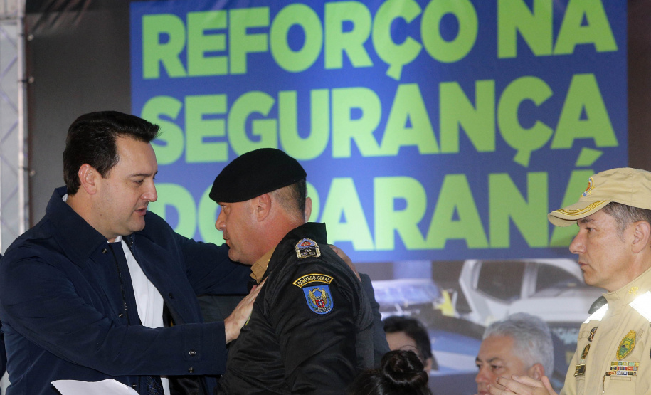 O governador Carlos Massa Ratinho Junior anunciou nesta segunda-feira (27) a contratação de 2 mil policiais militares e 400 bombeiros militares aprovados no concurso público realizado pela Secretaria da Segurança Pública no ano passado, além de 250 veículos, 88 motos e seis embarcações. Ele também também convocou 150 delegados, 200 investigadores, 50 papiloscopistas e 24 escrivães que vão compor os quadros da Polícia Civil do Paraná. O anúncio foi feito na cerimônia na Academia Policial Militar do Guatupê,