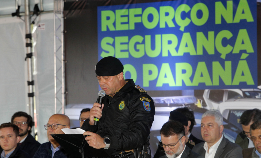 O governador Carlos Massa Ratinho Junior anunciou nesta segunda-feira (27) a contratação de 2 mil policiais militares e 400 bombeiros militares aprovados no concurso público realizado pela Secretaria da Segurança Pública no ano passado, além de 250 veículos, 88 motos e seis embarcações. Ele também também convocou 150 delegados, 200 investigadores, 50 papiloscopistas e 24 escrivães que vão compor os quadros da Polícia Civil do Paraná. O anúncio foi feito na cerimônia na Academia Policial Militar do Guatupê,