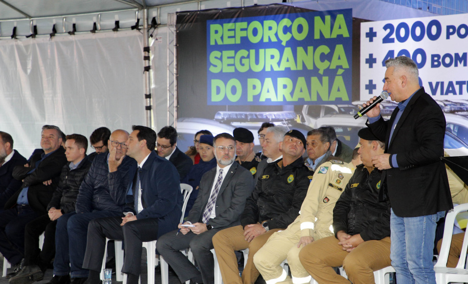 O governador Carlos Massa Ratinho Junior anunciou nesta segunda-feira (27) a contratação de 2 mil policiais militares e 400 bombeiros militares aprovados no concurso público realizado pela Secretaria da Segurança Pública no ano passado, além de 250 veículos, 88 motos e seis embarcações. Ele também também convocou 150 delegados, 200 investigadores, 50 papiloscopistas e 24 escrivães que vão compor os quadros da Polícia Civil do Paraná. O anúncio foi feito na cerimônia na Academia Policial Militar do Guatupê,