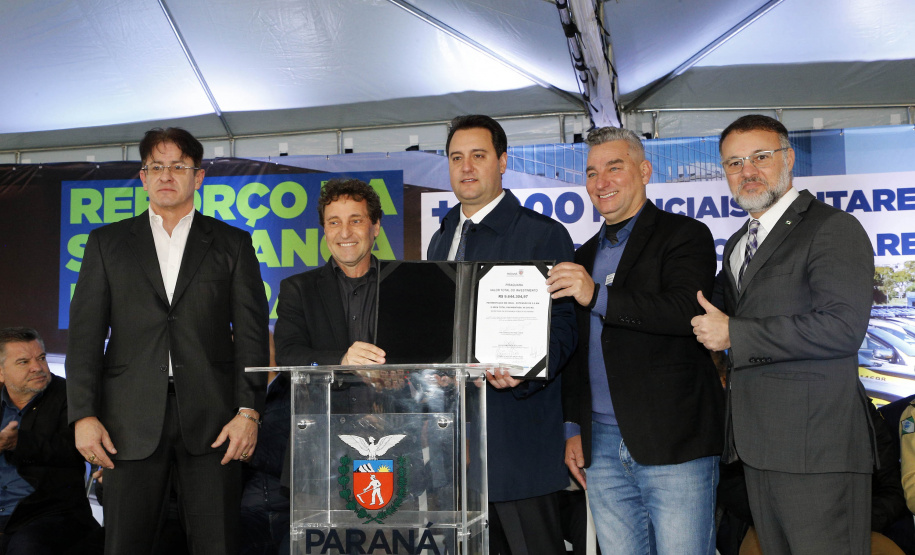 O governador Carlos Massa Ratinho Junior anunciou nesta segunda-feira (27) a contratação de 2 mil policiais militares e 400 bombeiros militares aprovados no concurso público realizado pela Secretaria da Segurança Pública no ano passado, além de 250 veículos, 88 motos e seis embarcações. Ele também também convocou 150 delegados, 200 investigadores, 50 papiloscopistas e 24 escrivães que vão compor os quadros da Polícia Civil do Paraná. O anúncio foi feito na cerimônia na Academia Policial Militar do Guatupê,