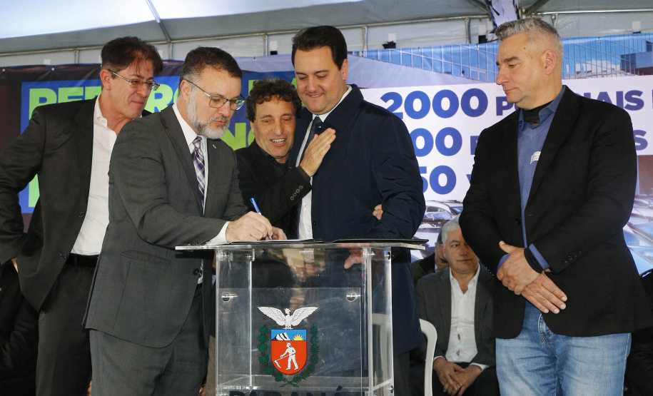 O governador Carlos Massa Ratinho Junior anunciou nesta segunda-feira (27) a contratação de 2 mil policiais militares e 400 bombeiros militares aprovados no concurso público realizado pela Secretaria da Segurança Pública no ano passado, além de 250 veículos, 88 motos e seis embarcações. Ele também também convocou 150 delegados, 200 investigadores, 50 papiloscopistas e 24 escrivães que vão compor os quadros da Polícia Civil do Paraná. O anúncio foi feito na cerimônia na Academia Policial Militar do Guatupê,