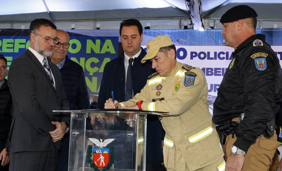 O governador Carlos Massa Ratinho Junior anunciou nesta segunda-feira (27) a contratação de 2 mil policiais militares e 400 bombeiros militares aprovados no concurso público realizado pela Secretaria da Segurança Pública no ano passado, além de 250 veículos, 88 motos e seis embarcações. Ele também também convocou 150 delegados, 200 investigadores, 50 papiloscopistas e 24 escrivães que vão compor os quadros da Polícia Civil do Paraná. O anúncio foi feito na cerimônia na Academia Policial Militar do Guatupê,