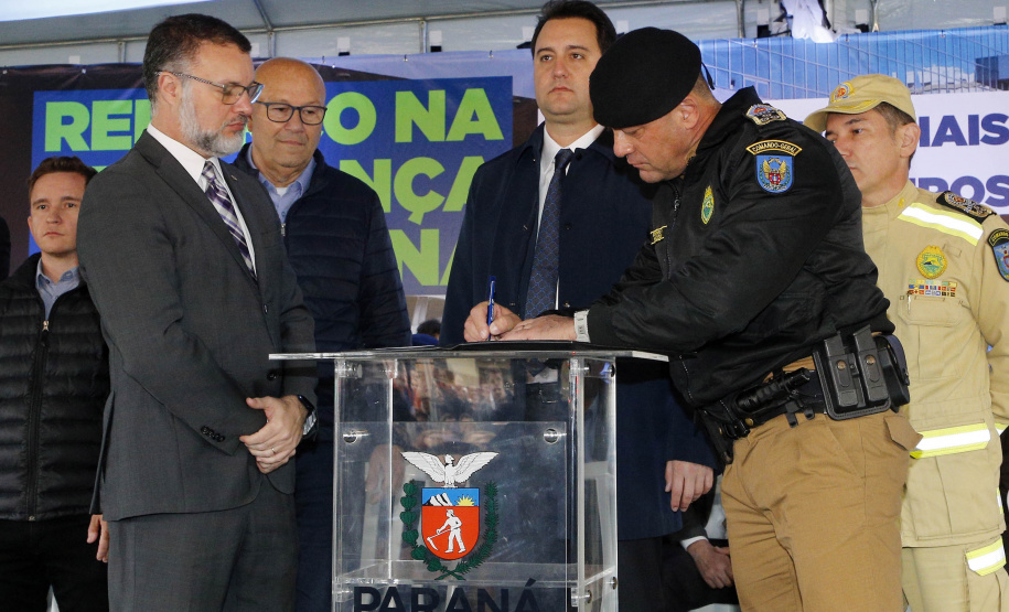O governador Carlos Massa Ratinho Junior anunciou nesta segunda-feira (27) a contratação de 2 mil policiais militares e 400 bombeiros militares aprovados no concurso público realizado pela Secretaria da Segurança Pública no ano passado, além de 250 veículos, 88 motos e seis embarcações. Ele também também convocou 150 delegados, 200 investigadores, 50 papiloscopistas e 24 escrivães que vão compor os quadros da Polícia Civil do Paraná. O anúncio foi feito na cerimônia na Academia Policial Militar do Guatupê,