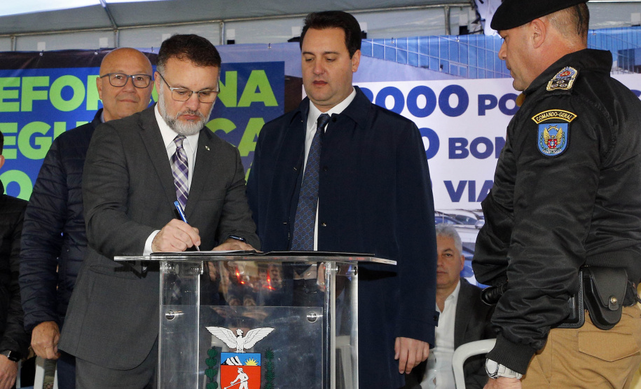 O governador Carlos Massa Ratinho Junior anunciou nesta segunda-feira (27) a contratação de 2 mil policiais militares e 400 bombeiros militares aprovados no concurso público realizado pela Secretaria da Segurança Pública no ano passado, além de 250 veículos, 88 motos e seis embarcações. Ele também também convocou 150 delegados, 200 investigadores, 50 papiloscopistas e 24 escrivães que vão compor os quadros da Polícia Civil do Paraná. O anúncio foi feito na cerimônia na Academia Policial Militar do Guatupê,