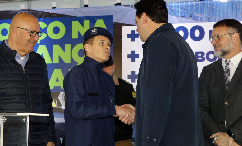 O governador Carlos Massa Ratinho Junior anunciou nesta segunda-feira (27) a contratação de 2 mil policiais militares e 400 bombeiros militares aprovados no concurso público realizado pela Secretaria da Segurança Pública no ano passado, além de 250 veículos, 88 motos e seis embarcações. Ele também também convocou 150 delegados, 200 investigadores, 50 papiloscopistas e 24 escrivães que vão compor os quadros da Polícia Civil do Paraná. O anúncio foi feito na cerimônia na Academia Policial Militar do Guatupê,