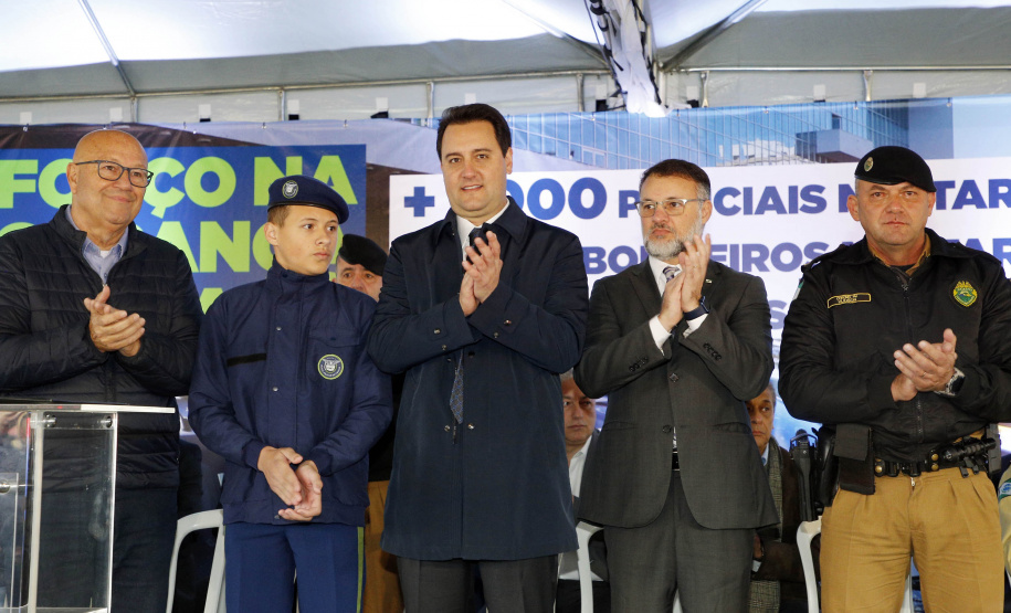 O governador Carlos Massa Ratinho Junior anunciou nesta segunda-feira (27) a contratação de 2 mil policiais militares e 400 bombeiros militares aprovados no concurso público realizado pela Secretaria da Segurança Pública no ano passado, além de 250 veículos, 88 motos e seis embarcações. Ele também também convocou 150 delegados, 200 investigadores, 50 papiloscopistas e 24 escrivães que vão compor os quadros da Polícia Civil do Paraná. O anúncio foi feito na cerimônia na Academia Policial Militar do Guatupê,