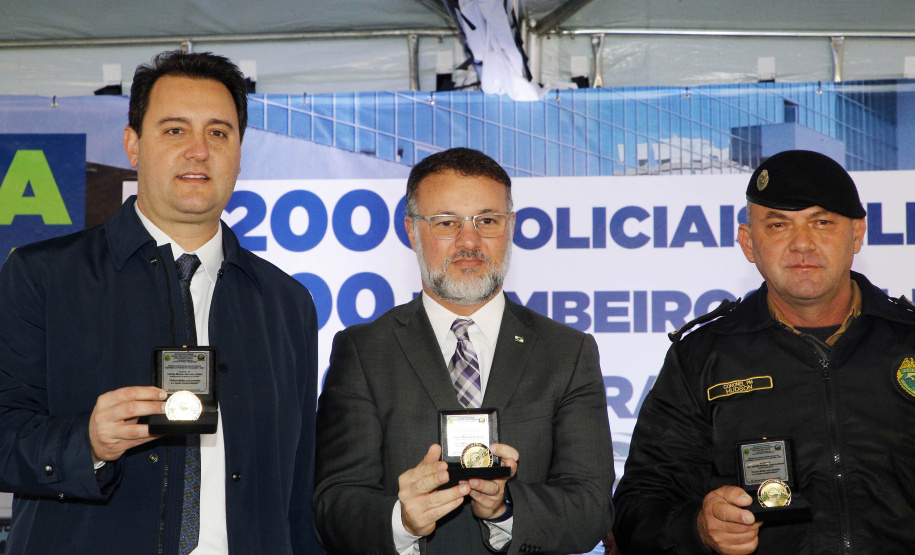 O governador Carlos Massa Ratinho Junior anunciou nesta segunda-feira (27) a contratação de 2 mil policiais militares e 400 bombeiros militares aprovados no concurso público realizado pela Secretaria da Segurança Pública no ano passado, além de 250 veículos, 88 motos e seis embarcações. Ele também também convocou 150 delegados, 200 investigadores, 50 papiloscopistas e 24 escrivães que vão compor os quadros da Polícia Civil do Paraná. O anúncio foi feito na cerimônia na Academia Policial Militar do Guatupê,