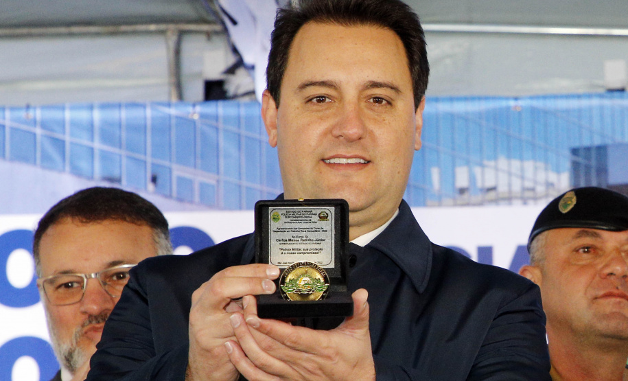 O governador Carlos Massa Ratinho Junior anunciou nesta segunda-feira (27) a contratação de 2 mil policiais militares e 400 bombeiros militares aprovados no concurso público realizado pela Secretaria da Segurança Pública no ano passado, além de 250 veículos, 88 motos e seis embarcações. Ele também também convocou 150 delegados, 200 investigadores, 50 papiloscopistas e 24 escrivães que vão compor os quadros da Polícia Civil do Paraná. O anúncio foi feito na cerimônia na Academia Policial Militar do Guatupê,