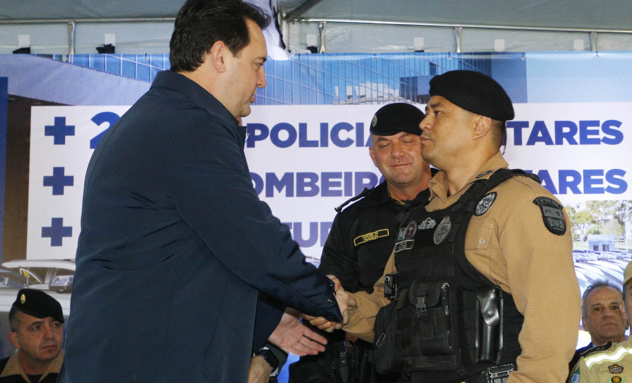 O governador Carlos Massa Ratinho Junior anunciou nesta segunda-feira (27) a contratação de 2 mil policiais militares e 400 bombeiros militares aprovados no concurso público realizado pela Secretaria da Segurança Pública no ano passado, além de 250 veículos, 88 motos e seis embarcações. Ele também também convocou 150 delegados, 200 investigadores, 50 papiloscopistas e 24 escrivães que vão compor os quadros da Polícia Civil do Paraná. O anúncio foi feito na cerimônia na Academia Policial Militar do Guatupê,