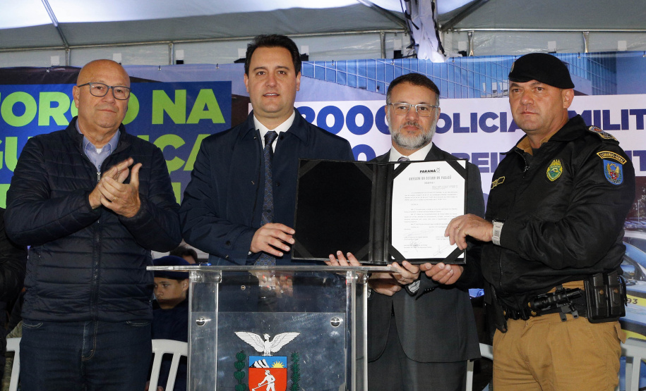 O governador Carlos Massa Ratinho Junior anunciou nesta segunda-feira (27) a contratação de 2 mil policiais militares e 400 bombeiros militares aprovados no concurso público realizado pela Secretaria da Segurança Pública no ano passado, além de 250 veículos, 88 motos e seis embarcações. Ele também também convocou 150 delegados, 200 investigadores, 50 papiloscopistas e 24 escrivães que vão compor os quadros da Polícia Civil do Paraná. O anúncio foi feito na cerimônia na Academia Policial Militar do Guatupê,