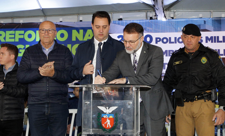 O governador Carlos Massa Ratinho Junior anunciou nesta segunda-feira (27) a contratação de 2 mil policiais militares e 400 bombeiros militares aprovados no concurso público realizado pela Secretaria da Segurança Pública no ano passado, além de 250 veículos, 88 motos e seis embarcações. Ele também também convocou 150 delegados, 200 investigadores, 50 papiloscopistas e 24 escrivães que vão compor os quadros da Polícia Civil do Paraná. O anúncio foi feito na cerimônia na Academia Policial Militar do Guatupê,