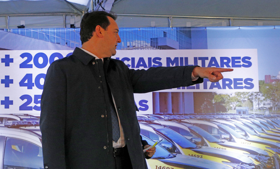 O governador Carlos Massa Ratinho Junior anunciou nesta segunda-feira (27) a contratação de 2 mil policiais militares e 400 bombeiros militares aprovados no concurso público realizado pela Secretaria da Segurança Pública no ano passado, além de 250 veículos, 88 motos e seis embarcações. Ele também também convocou 150 delegados, 200 investigadores, 50 papiloscopistas e 24 escrivães que vão compor os quadros da Polícia Civil do Paraná. O anúncio foi feito na cerimônia na Academia Policial Militar do Guatupê,