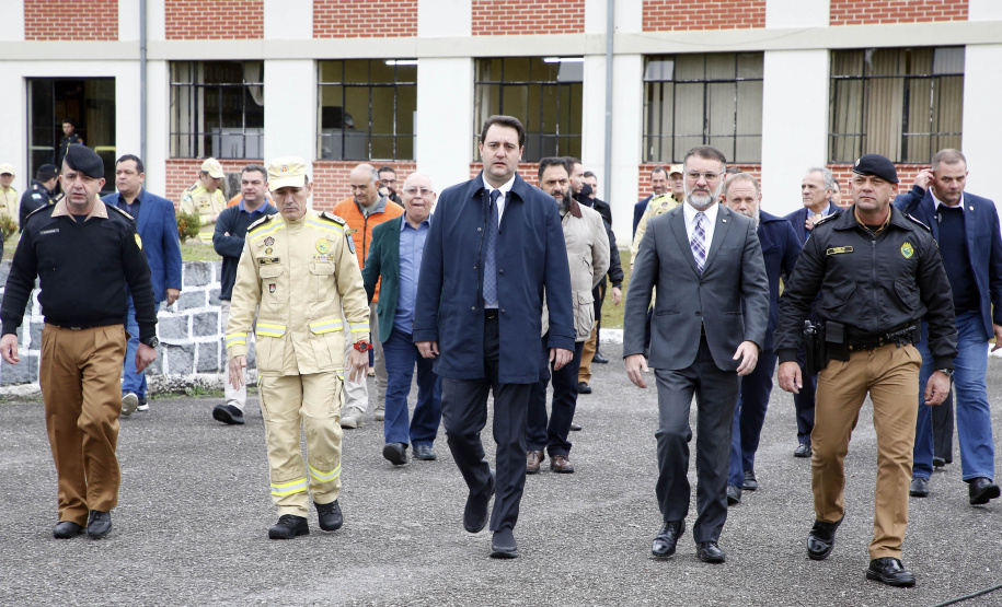 O governador Carlos Massa Ratinho Junior anunciou nesta segunda-feira (27) a contratação de 2 mil policiais militares e 400 bombeiros militares aprovados no concurso público realizado pela Secretaria da Segurança Pública no ano passado, além de 250 veículos, 88 motos e seis embarcações. Ele também também convocou 150 delegados, 200 investigadores, 50 papiloscopistas e 24 escrivães que vão compor os quadros da Polícia Civil do Paraná. O anúncio foi feito na cerimônia na Academia Policial Militar do Guatupê,