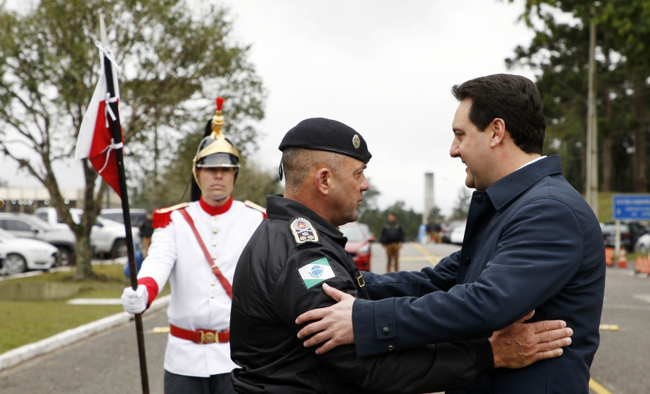 O governador Carlos Massa Ratinho Junior anunciou nesta segunda-feira (27) a contratação de 2 mil policiais militares e 400 bombeiros militares aprovados no concurso público realizado pela Secretaria da Segurança Pública no ano passado, além de 250 veículos, 88 motos e seis embarcações. Ele também também convocou 150 delegados, 200 investigadores, 50 papiloscopistas e 24 escrivães que vão compor os quadros da Polícia Civil do Paraná. O anúncio foi feito na cerimônia na Academia Policial Militar do Guatupê,