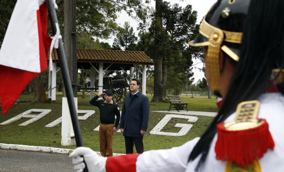 O governador Carlos Massa Ratinho Junior anunciou nesta segunda-feira (27) a contratação de 2 mil policiais militares e 400 bombeiros militares aprovados no concurso público realizado pela Secretaria da Segurança Pública no ano passado, além de 250 veículos, 88 motos e seis embarcações. Ele também também convocou 150 delegados, 200 investigadores, 50 papiloscopistas e 24 escrivães que vão compor os quadros da Polícia Civil do Paraná. O anúncio foi feito na cerimônia na Academia Policial Militar do Guatupê,
