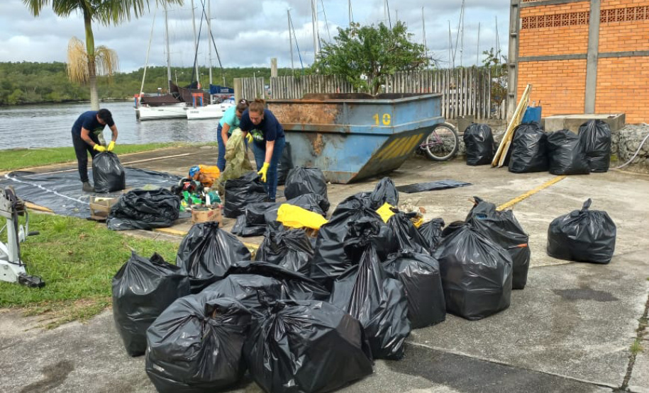 Toneladas de resíduos são retirados de manguezais no Litoral do Paraná