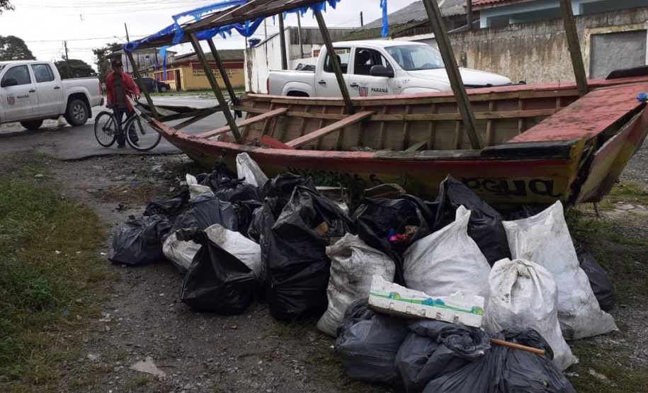Toneladas de resíduos são retirados de manguezais no Litoral do Paraná