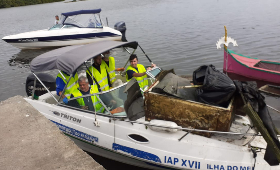 Toneladas de resíduos são retirados de manguezais no Litoral do Paraná