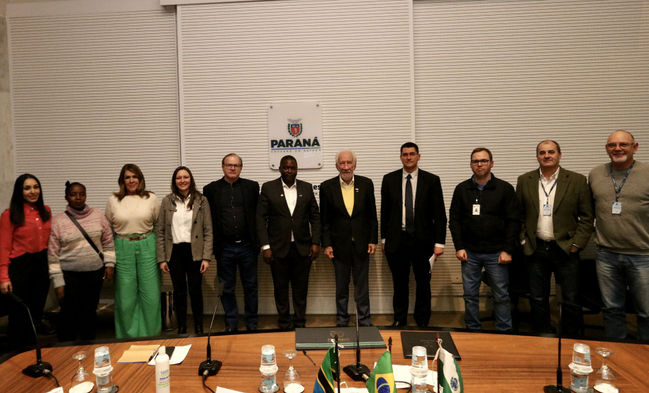 Vice-governador apresenta destaques da economia do Paraná ao embaixador da Tanzânia