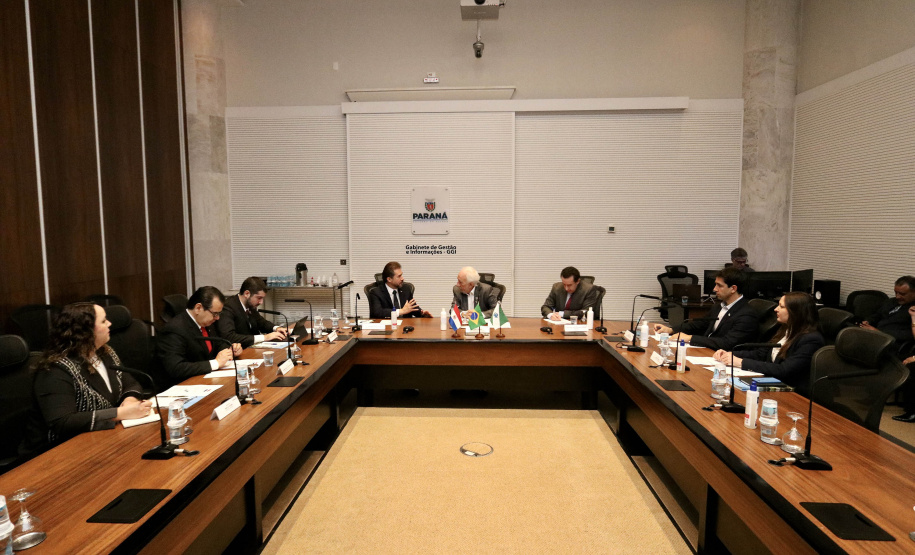 Vice-governador recebe ministro do Paraguai