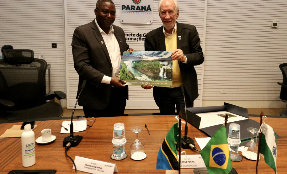 Vice-governador apresenta destaques da economia do Paraná ao embaixador da Tanzânia