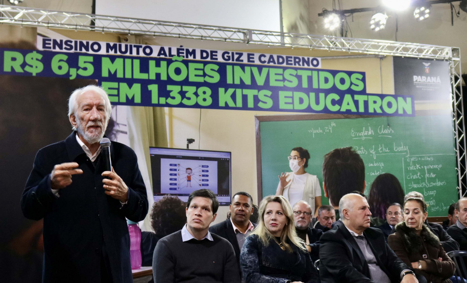 Mais de mil kits com TV e computador são entregues a escolas Região Metropolitana de Curitiba