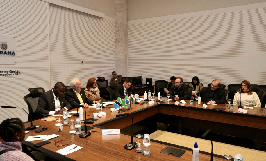 Vice-governador apresenta destaques da economia do Paraná ao embaixador da Tanzânia