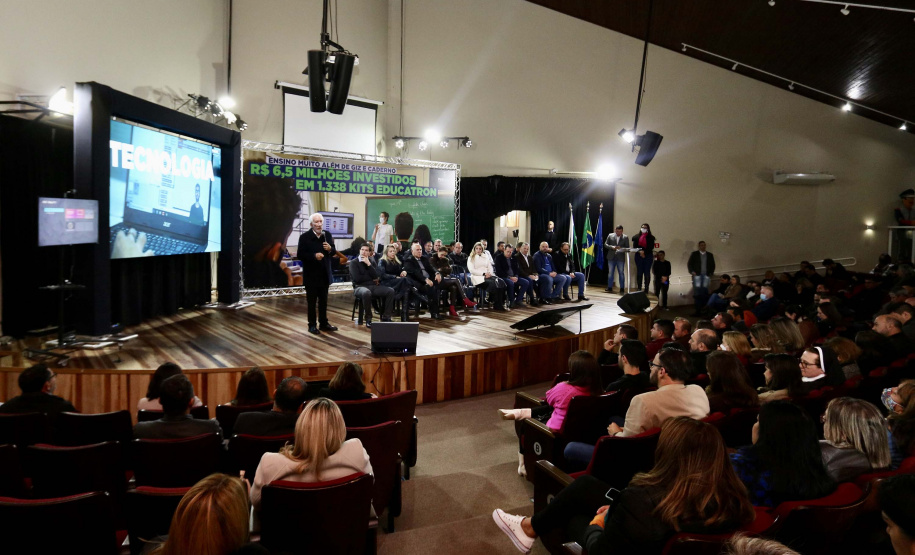 Mais de mil kits com TV e computador são entregues a escolas Região Metropolitana de Curitiba