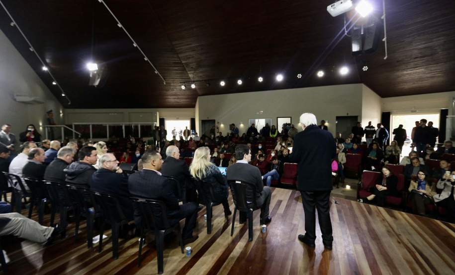 Mais de mil kits com TV e computador são entregues a escolas Região Metropolitana de Curitiba