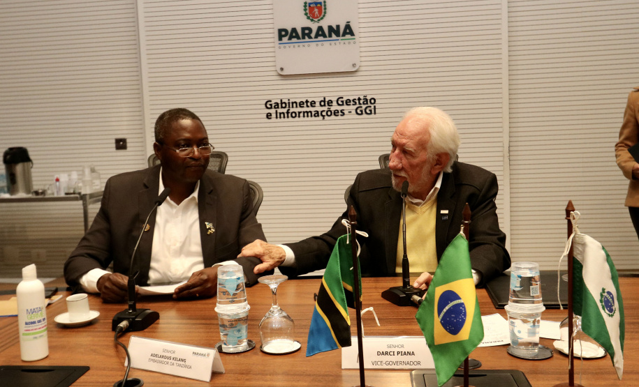 Vice-governador apresenta destaques da economia do Paraná ao embaixador da Tanzânia