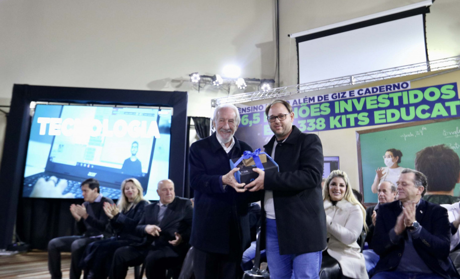 Mais de mil kits com TV e computador são entregues a escolas Região Metropolitana de Curitiba