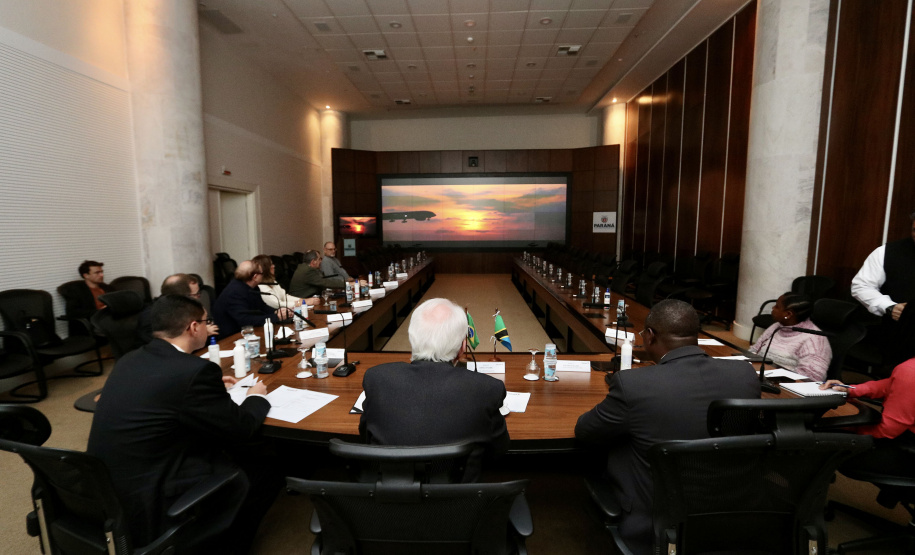 Vice-governador apresenta destaques da economia do Paraná ao embaixador da Tanzânia