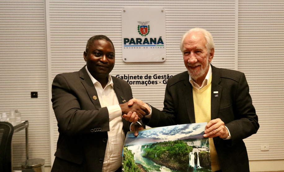 Vice-governador apresenta destaques da economia do Paraná ao embaixador da Tanzânia