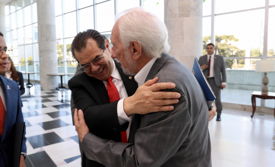 Vice-governador recebe ministro do Paraguai