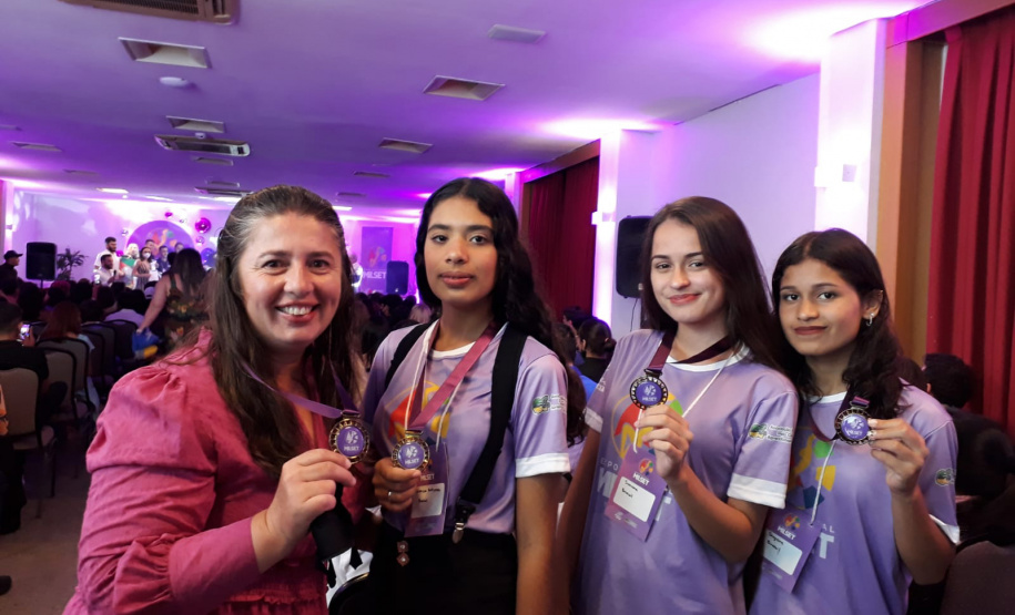 Preocupação ambiental de estudantes de Primeiro de Maio gera projeto premiado em feira nacional