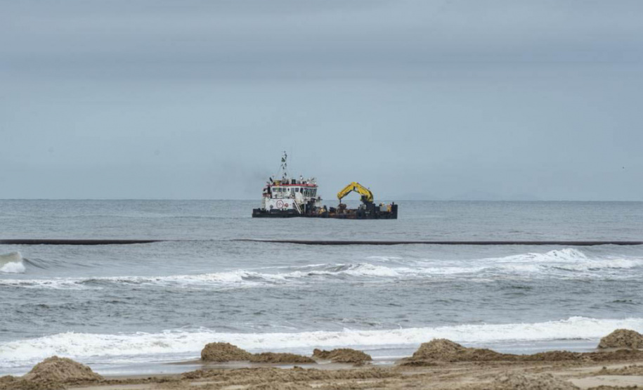 Tubulação de aço para dragagem da praia de Matinhos é transportada para o mar