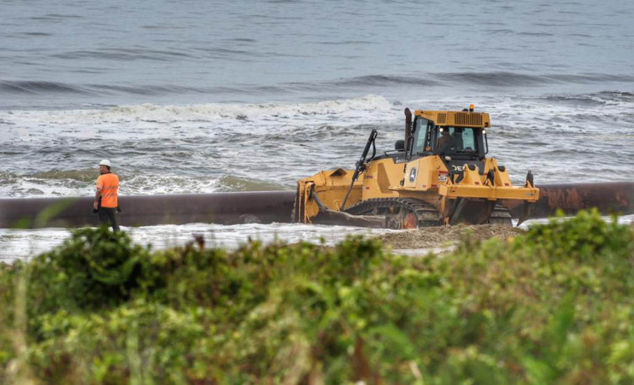 Tubulação de aço para dragagem da praia de Matinhos é transportada para o mar
