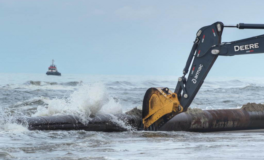 Tubulação de aço para dragagem da praia de Matinhos é transportada para o mar