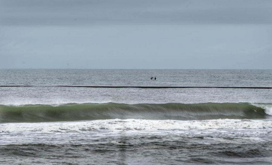 Tubulação de aço para dragagem da praia de Matinhos é transportada para o mar