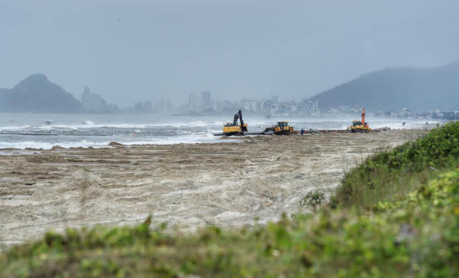 Tubulação de aço para dragagem da praia de Matinhos é transportada para o mar
