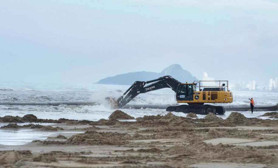 Tubulação de aço para dragagem da praia de Matinhos é transportada para o mar