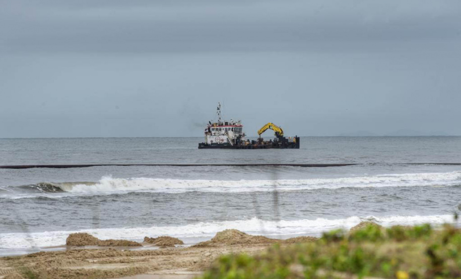 Tubulação de aço para dragagem da praia de Matinhos é transportada para o mar