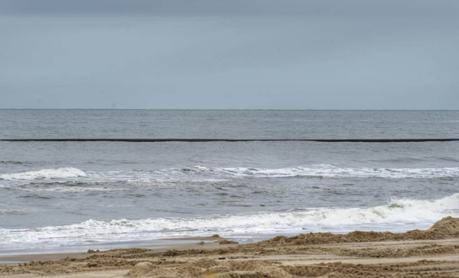 Tubulação de aço para dragagem da praia de Matinhos é transportada para o mar