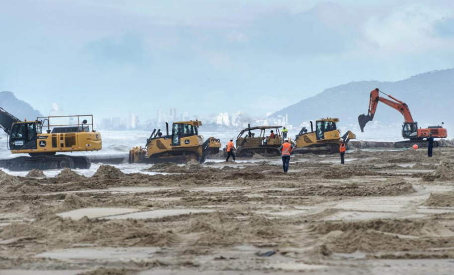 Tubulação de aço para dragagem da praia de Matinhos é transportada para o mar