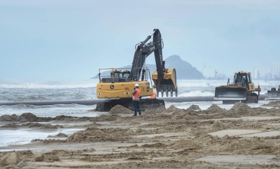 Tubulação de aço para dragagem da praia de Matinhos é transportada para o mar
